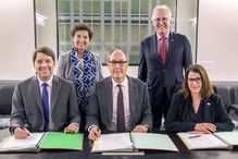 Signature de l’entente en présence de: à l’avant-plan et de gauche à droite Frédéric Bouchard, doyen de la Faculté des arts et des sciences; Louis Gagnon, président des opérations canadiennes d’Intact Corporation financière; et Hélène Véronneau, directrice générale du développement philanthropique au Réseau des diplômés et des donateurs; et à l’arrière, de gauche à droite, Louise Roy, chancelière sortante; et Raymond Lalande, vice-recteur aux relations avec les diplômés, aux partenariats et à la philanthropie.
