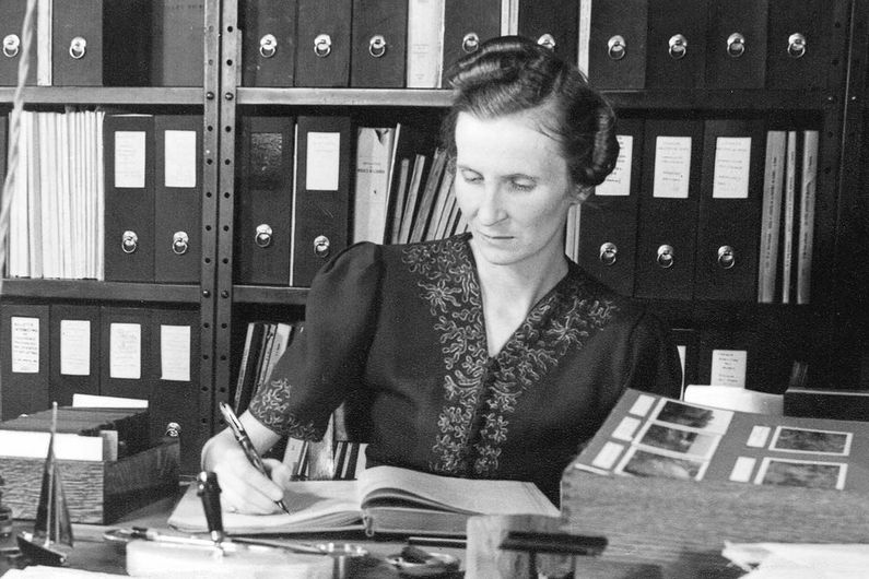 Marcelle Gauvreau a 32 ans lorsqu’elle obtient son diplôme de maîtrise en botanique en juin 1939. Elle est ici au travail dans son bureau de l’Institut botanique de l’Université de Montréal.