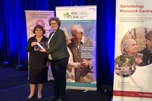 Pierrette Gaudreau reçoit une plaque honorifique de la présidente de l'ACG, Suzanne Dupuis-Blanchard.