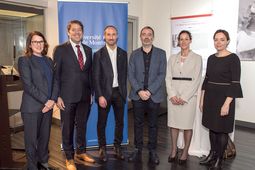 Hélène Véronneau, directrice générale du développement philanthropique de l’Université de Montréal; Frédéric Bouchard, doyen de la Faculté des arts et des sciences de l’UdeM; Jean-Sébastien Pilon, directeur principal de la division Risques et sécurité de l’information du Mouvement Desjardins; Benoît Dupont, titulaire de la Chaire de recherche en prévention de la cybercriminalité et professeur à l’École de criminologie de l’Université; Lyne D’Amico, vice-présidente et chef de la sécurité de l’information de la Banque Nationale du Canada; et Nancy Laramée, directrice aux partenariats par intérim de l’Institut de valorisation des données.
