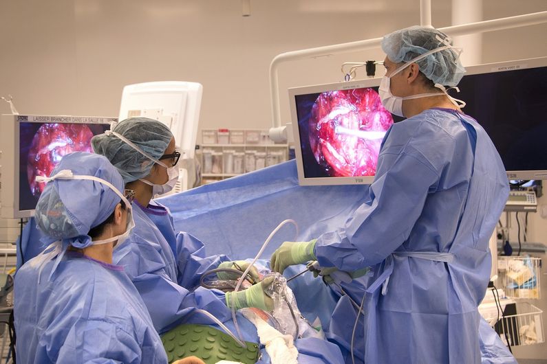 Le Dr Moishe Liberman et son équipe pratiquent une lobectomie par thoracoscopie, une chirurgie thoracique assistée par vidéo, combinée avec le scellement de l’artère pulmonaire par ultrasons.