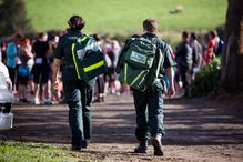 En Nouvelle-Zélande, l’Ambulance Saint-Jean compte environ 6000 ambulanciers bénévoles ainsi que 2000 ambulanciers professionnels rémunérés. La relation entre les deux groupes n'est pas toujours au beau fixe.