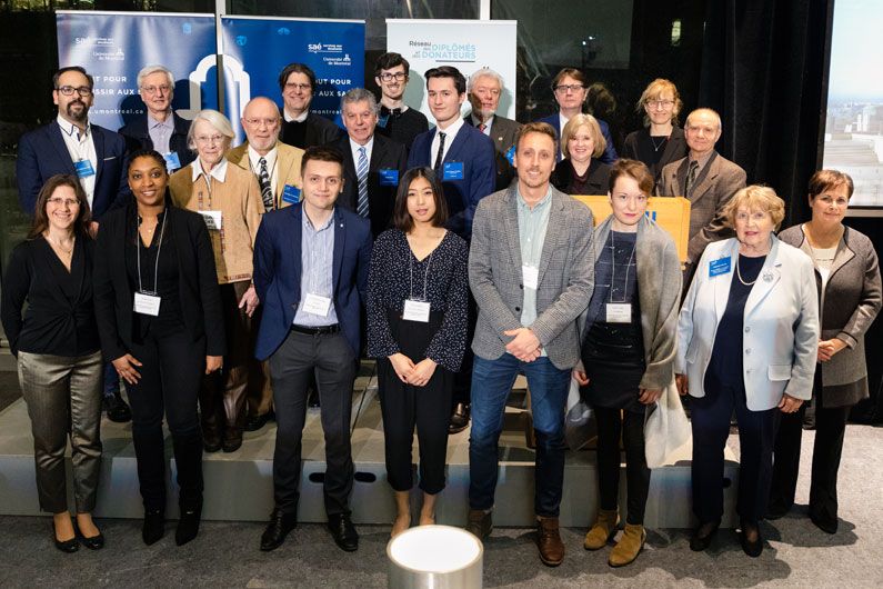 En haut: Grégoire Krikor Arakelian, Vincent Roy, Christian Blanchette, Mickael Rolland-Dery, Bernard Falmagne, Paul Lewis et Chantal Pharand. Au centre: Bernadette Ska, Jean-Marie Van der Maren, Léonard Shara, Jacob Gagnon Tremblay, Ellen Taylor et Joe Ricci. En bas: Elizabeth Perez, Glawdys Jumet, Étienne Morin-Lévesque, Julie DouangPanya, Mathieu T. Larose, Coralie L. Dubois, Françoise Gervais et Claire Benoît. En haut: Grégoire Krikor Arakelian, Vincent Roy, Christian Blanchette, Mickael Rolland-Dery, Bernard Falmagne, Paul Lewis et Chantal Pharand. Au centre: Bernadette Ska, Jean-Marie Van der Maren, Léonard Shara, Jacob Gagnon Tremblay, Ellen Taylor et Joe Ricci. En bas: Elizabeth Perez, Glawdys Jumet, Étienne Morin-Lévesque, Julie DouangPanya, Mathieu T. Larose, Coralie L. Dubois, Françoise Gervais et Claire Benoît.