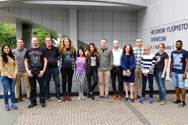 Étudiante en chimie, Laurence Saint-Pierre (cinquième à gauche) a passé l'été 2018 sur le campus de Kumpula de l'Université d'Helsinki, en Finlande. On la voit ici entourée de ses camarades et de professeurs venant de pays aussi divers que l'Inde, l'Allemagne et l'Azerbaïdjan.