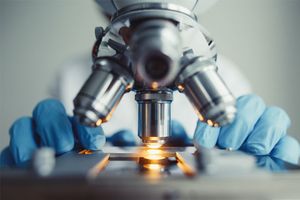 Des chercheurs démontrent que les traitements d’immunothérapie contre le cancer pourraient diminuer la quantité du virus qui persiste chez les personnes qui sont soignées par trithérapie.