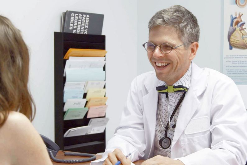 Le Dr Hugo Chapdelaine dirige la clinique d’immunodéficience primaire, l'une des trois cliniques faisant partie du Centre de recherche sur les maladies rares et génétiques chez l’adulte, à l'Institut de recherches cliniques de Montréal.