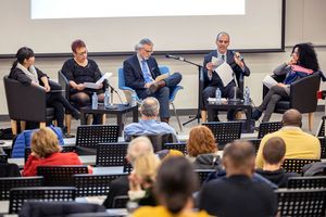 Les professeurs Ryoa Chung (philosophie), Marie Mc Andrew (sciences de l'éducation), Jean Leclair et Michel Morin (droit) ainsi que la psychologue spécialisée en relations interculturelles Rachida Azdouz ont pris part à la conférence sur le projet de loi sur la laïcité de l'État, organisée par la Faculté de droit.