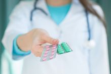 Près de 7 médecins sur 10 des unités d’enseignement de médecine familiale du Québec donnent à leurs patients des médicaments qui leur ont été offerts par les compagnies pharmaceutiques et, dans 59 % des cas, ces produits ne seraient pas leur traitement de premier choix.
