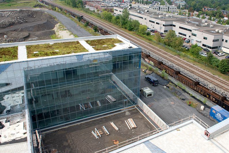 Le toit vert du campus MIL est situé au-dessus des salles de classe du Complexe des sciences.