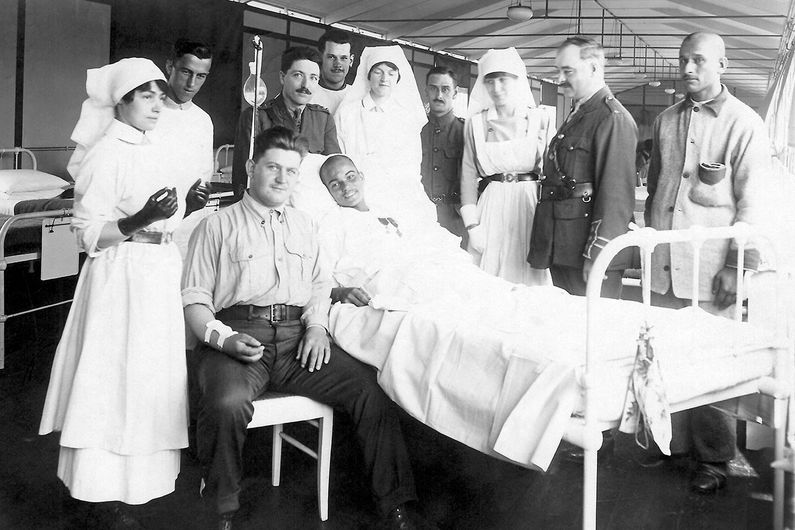 Transfusion sanguine faite par un soldat-infirmier canadien-français à un tirailleur algérien à Troyes en 1917.