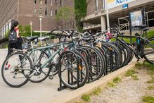 Chaque année, plusieurs vélos sont abandonnés sur le campus. Ils sont recyclés et offerts en location aux étudiants étrangers.