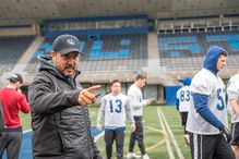 L’équipe de football des Carabins de l’Université de Montréal a entamé son camp d’entraînement printanier en compagnie du nouvel adjoint de l’entraîneur-chef Danny Maciocia et entraîneur des quarts-arrières: Anthony Calvillo!