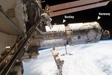 Photographie de la commandante Peggy Whitson autour des modules Destiny et Harmony. Sa sortie dans l’espace avec l’astronaute Daniel Tani a duré 7 h 4 min.