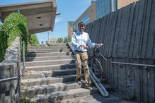 Le coordonnateur à l’Unité du développement durable de l’Université de Montréal a récupéré un vélo du programme UniverCyclo pour les besoins de la photo afin de démontrer combien il est facile et pratique d’utiliser les rampes à vélos nouvellement installées sur le campus.