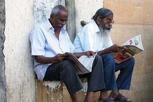 Deux hommes lisent un journal à Mumbai, en Inde, où les chercheurs ont notamment interviewé des participants à l’étude.