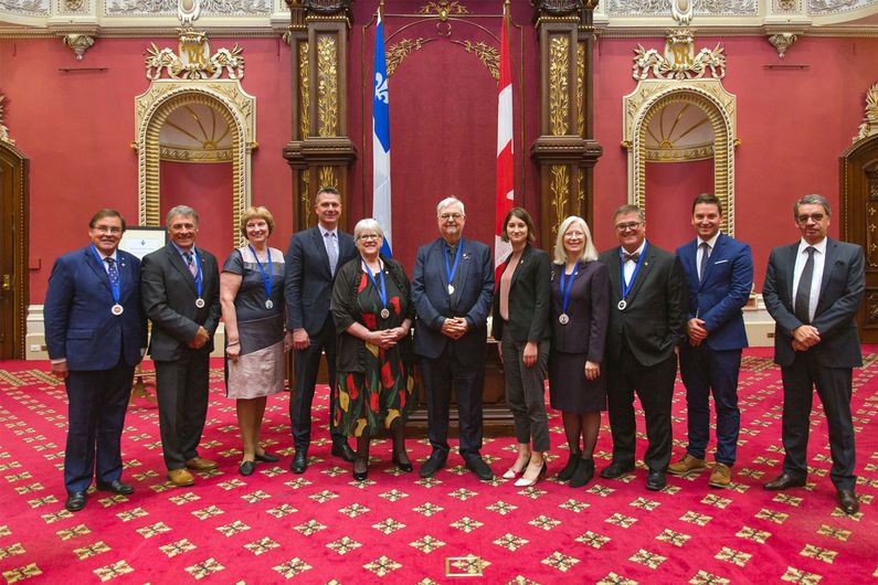 De gauche à droite: Guy Breton; Allister Surette; Ekaterina Isaeva; Guy Jobin, de la Chambre de commerce du Montréal métropolitain; Suzanne de Courville Nicol; Michel Tremblay; Alicia Despins, membre du comité exécutif de la Ville de Québec et conseillère municipale responsable de la culture, de la technoculture et des grands évènements; Miléna Santoro; François Laroque; Simon Jolin-Barrette, ministre de l’Immigration, de la Francisation et de l’Intégration, ministre responsable de la Langue française et ministre responsable de la Laïcité et de la Réforme parlementaire; et Pierre Boutet, président du Conseil supérieur de la langue française. De gauche à droite: Guy Breton; Allister Surette; Ekaterina Isaeva; Guy Jobin, de la Chambre de commerce du Montréal métropolitain; Suzanne de Courville Nicol; Michel Tremblay; Alicia Despins, membre du comité exécutif de la Ville de Québec et conseillère municipale responsable de la culture, de la technoculture et des grands évènements; Miléna Santoro; François Laroque; Simon Jolin-Barrette, ministre de l’Immigration, de la Francisation et de l’Intégration, ministre responsable de la Langue française et ministre responsable de la Laïcité et de la Réforme parlementaire; et Pierre Boutet, président du Conseil supérieur de la langue française.