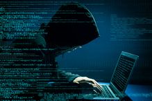 Les pirates informatiques sont le plus souvent des individus isolés, mais il peut s’agir de personnes engagées par de grandes organisations, voire des gouvernements.