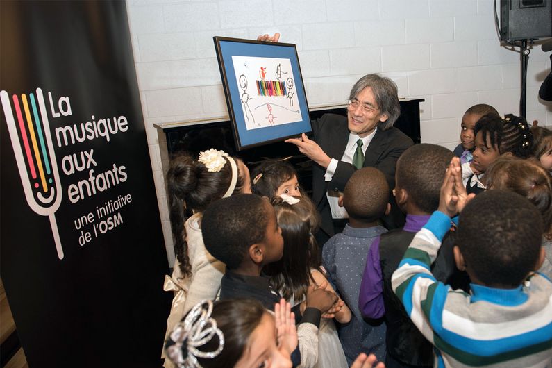 Kent Nagano entouré des enfants de l’école St-Rémi au lancement de «La musique aux enfants» en 2016.
