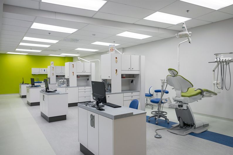 Dotées d’installations à la fine pointe de la technologie, les nouvelles cliniques offrent notamment 15 fauteuils en prosthodontie.