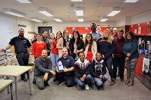 Un groupe d'employés de l'Université de Montréal lors de la confection des paniers de Noël.