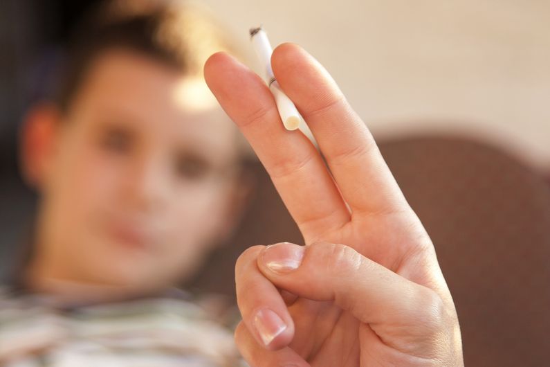 Les parents célibataires sont moins enclins que les familles biparentales à interdire la cigarette et à faire en sorte que la maison soit sans fumée.