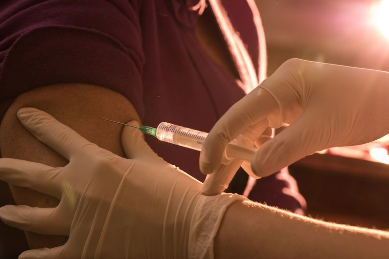 Si les anticorps neutralisants sont à la base de la mise au point de futurs vaccins contre le SRAS-CoV-2, il faut néanmoins rester prudent.