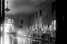 Même si la COVID-19 paraît encore bénigne comparativement aux millions de morts qu’a faits la grippe de 1918, on constate que l’histoire se répète. Ici, une photographie prise à l'Hôpital général de Toronto en 1913.