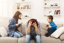 Vous êtes en situation de confinement avec vos enfants et vous perdez plus souvent patience? La recherche sur les relations parent-enfant tend à démontrer qu’il serait normal qu’il en soit ainsi.