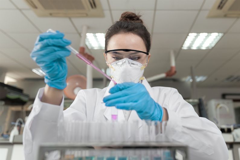 C’est l’effervescence dans les laboratoires. Partout sur la planète, des scientifiques s’activent jour et nuit pour combattre la pandémie. 