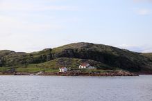 Des recherches subaquatiques ont été menées à proximité des sites terrestres dans l’archipel de Saint-Paul, dans le golfe du Saint-Laurent, où des logements familiaux saisonniers inuits avaient été repérés ainsi que des matériaux européens datant de plus de 300 ans. Sur la photo, Bonny Island, sur la Basse-Côte-Nord.