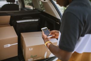 La Cour suprême du Canada a rendu un arrêt, le 26 juin, dans lequel elle reconnaît aux chauffeurs-livreurs d'Uber Eats en Ontario le droit de s’adresser aux tribunaux canadiens pour déterminer leur statut d’emploi.