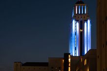 La tour du pavillon Roger-Gaudry s'illumine en bleu en l'honneur des diplômés et diplômées de la promotion 2020.