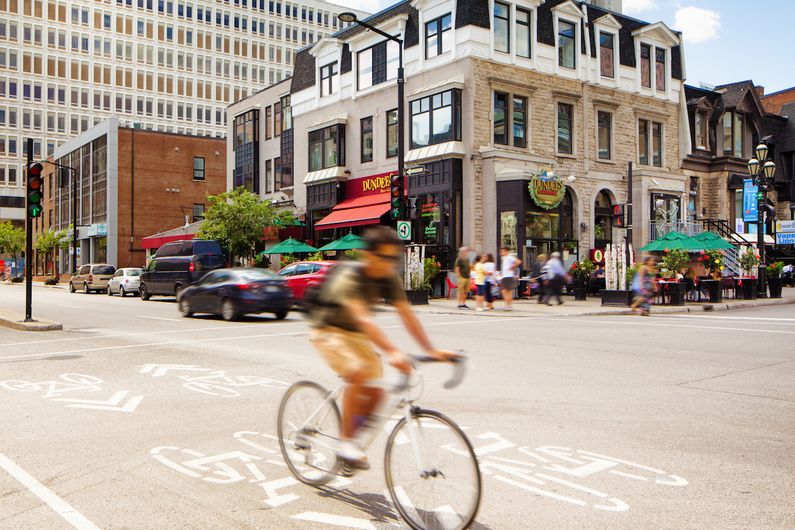 Avec ses 5,2 millions d’habitants, la région de Montréal, en 2061, comptera des quartiers densément peuplés, mais à échelle humaine, où de très nombreux déplacements se feront à pied, à vélo ou en transport en commun à propulsion électrique. 