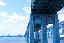 La loi de compensation permet de comprendre, entre autres, comment la dégradation du pont Champlain est survenue à l'échelle des atomes.