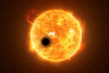 Représentation artistique de l'exoplanète WASP-107b et de son étoile, WASP-107. On voit la lumière de l'étoile qui passe en partie à travers la couche de gaz étendue de la planète.