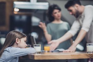 Les personnes qui ont des horaires de travail atypiques sont plus à risque de vivre des conflits familiaux pouvant altérer tant la stabilité du couple que la qualité de la relation parentale.