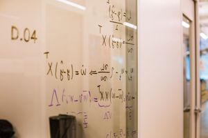 Cette année, 10 des 29 chaires accordées par le CIFAR reviennent à des chercheurs et chercheuses d’universités du Québec, dont 4 à des chercheurs de l'UdeM, confirmant ainsi l’importance de Montréal comme pôle de recherche de premier plan en intelligence artificielle au pays.