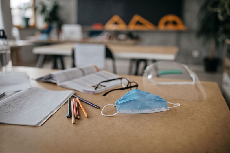 À la mi-avril l’an dernier, 1,5 milliard de jeunes de la maternelle à l’université dans 195 pays ont vu leur établissement scolaire fermer, d’après l’UNESCO. 