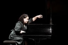 La pianiste Eva Lachhar, étudiante au doctorat en musique, option Interprétation, en concert à la salle Claude-Champagne de la Faculté de musique