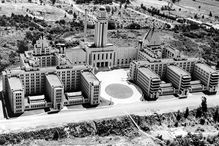 Vue aérienne du pavillon principal de l'Université de Montréal, 4 novembre 1963 / Centrale de photographie (UdeM). 1 photographie : épreuve n&b.