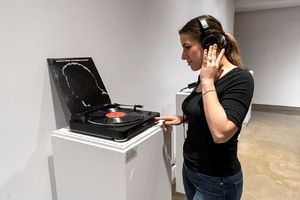 L’exposition «La couleur du temps, le son d’un espace» propose de mixer les vinyles de Charles Gagnon et d’écouter le résultat.