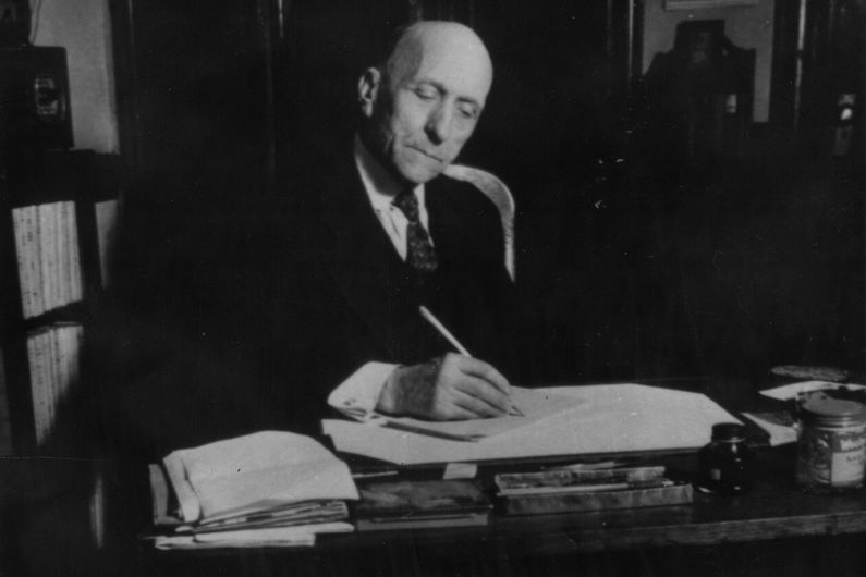 Louis Dantin dans son bureau, vers 1938-1939