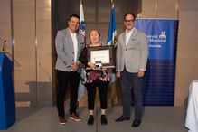 De gauche à droite: Louis-Philippe Boivin-Grenon, diplômé de la Faculté de droit et animateur de la cérémonie, Nicole Petiquay, lauréate du Prix de la valorisation des langues autochtones 2022 et Daniel Jutras, recteur de l'Université de Montréal.