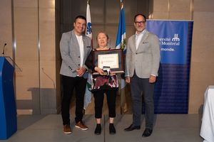 De gauche à droite: Louis-Philippe Boivin-Grenon, diplômé de la Faculté de droit et animateur de la cérémonie, Nicole Petiquay, lauréate du Prix de la valorisation des langues autochtones 2022 et Daniel Jutras, recteur de l'Université de Montréal.