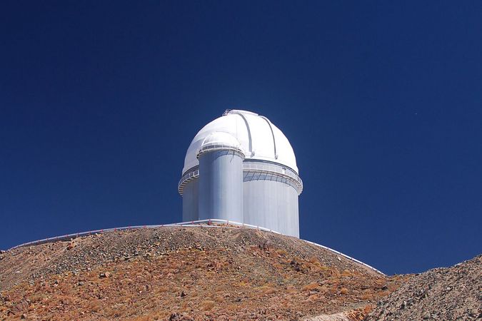 L'Observatoire de La Silla, ici vu de la route, abrite le télescope de 3,6 mètres de l'Observatoire européen austral (ESO) où est installé le NIRPS. La Silla, dans la partie sud du désert d'Atacama au Chili, a été le premier lieu d'observation de l'ESO. Situé à 2400 mètres au-dessus du niveau de la mer, l'endroit offre d'excellentes conditions d'observation. 