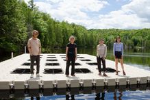 Les quatre artistes prennent la pose sur une plateforme flottante composée de bassins semi-contrôlés reproduisant des écosystèmes aquatiques.