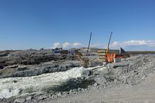 Barrage hydroélectrique en construction au fil de la rivière Innuksac, à Inukjuak (Baie d’Hudson).