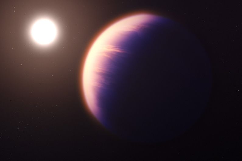 Illustration montrant à quoi pourrait ressembler l'exoplanète WASP-39 b, selon les connaissances actuelles de la planète.
