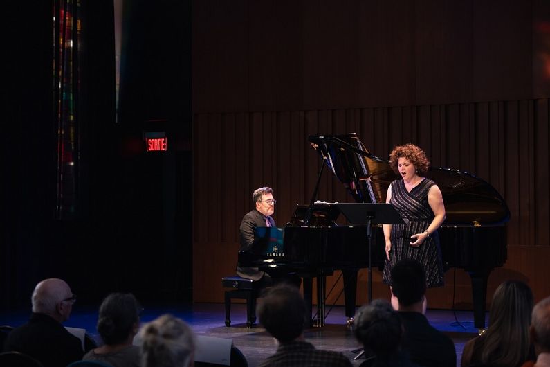 Stéphanie Pothier, accompagnée au piano par Francis Perron, interprète un air de l'opéra écrit par Marie-Claire Blais et Hélène Dorion.