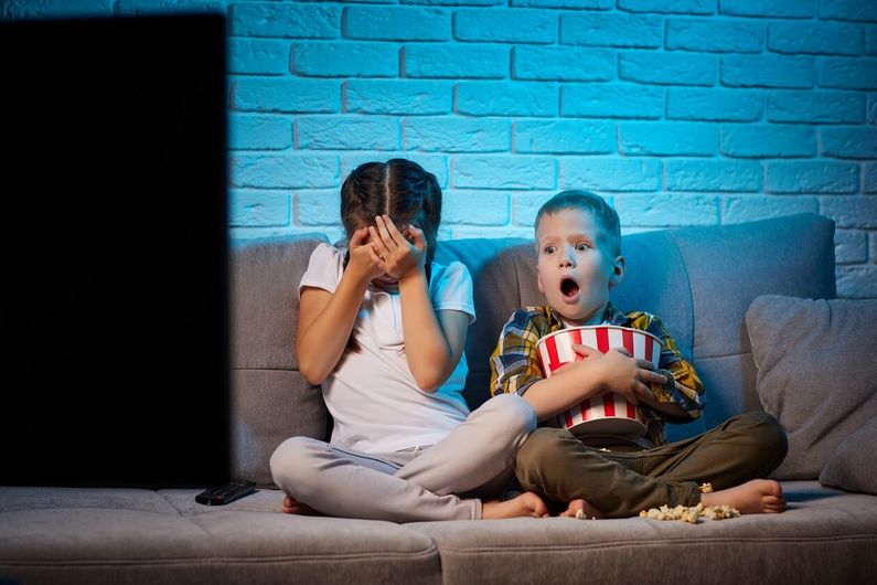 Violence à l'écran: risque de difficultés psychologiques et scolaires à l’adolescence
